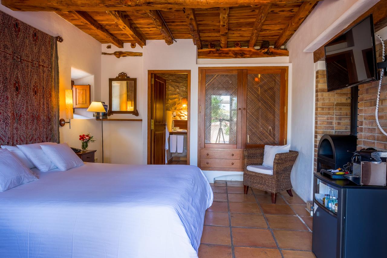 yoga-hotel-yoguihotel-can-lluc-habitacion